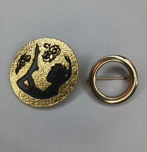 Set of 2 Vintage Gold Round Brooches.